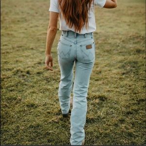 Women’s Wrangler Cowboy Cut Slim Fit Jean, Bleach, 13x34